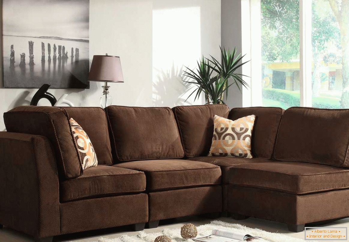 Un canapé d'angle marron simple