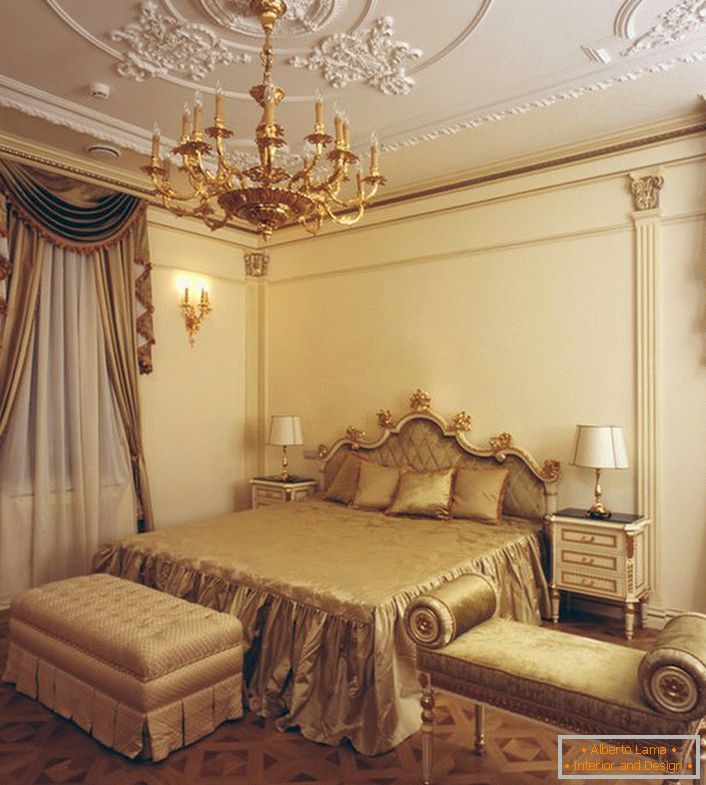Chambre à coucher dans le style Empire. Un design intérieur sobre rend la pièce lumineuse, spacieuse et non encombrée. 