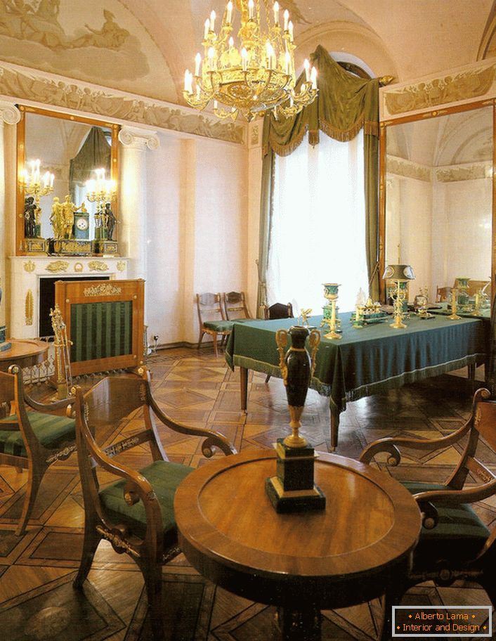 Salle à manger de style Empire dans une grande maison de campagne du sud de la France.