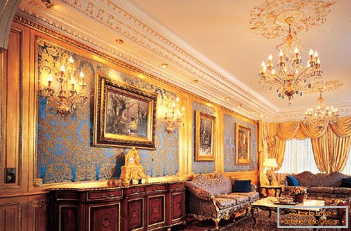 Salon dans la maison d'une grande famille française. Le style Empire dans la chambre montre le statut des propriétaires de la maison. Royal, appartements chers sont intéressants avec la bonne combinaison de détails. Des cloisons sur les murs, des lampes, des lustres et des lambrequins dorés se fondent harmonieusement dans l’ensemble de l’intérieur. 