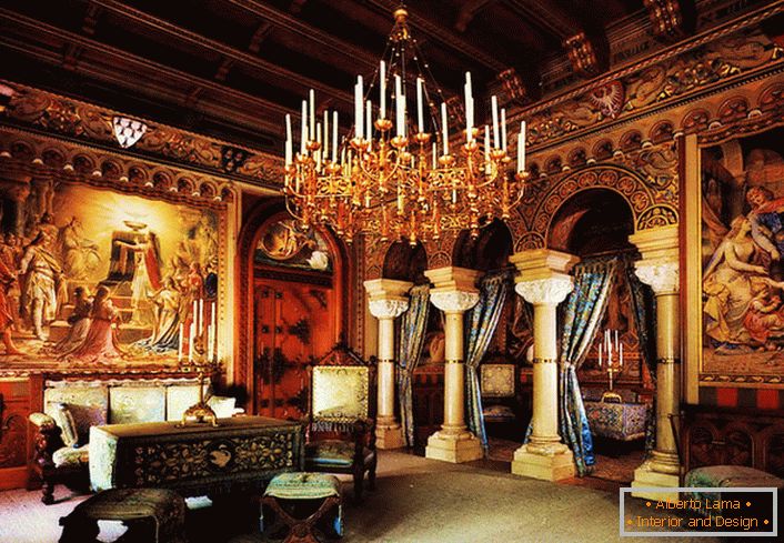 Un chandelier encombrant avec des bougies passe des invités de la salle au siècle dernier. Les manoirs royaux avec des colonnes et des peintures d'art donnent à la pièce encore plus de pomposité.
