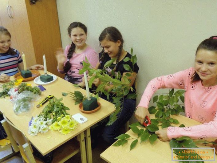 Nous apprenons à décorer des chandeliers avec des fleurs et des feuilles.
