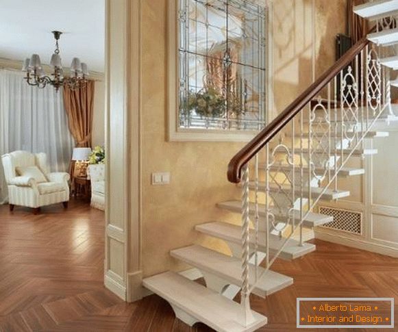Escaliers en métal dans une maison privée avec rails forgés