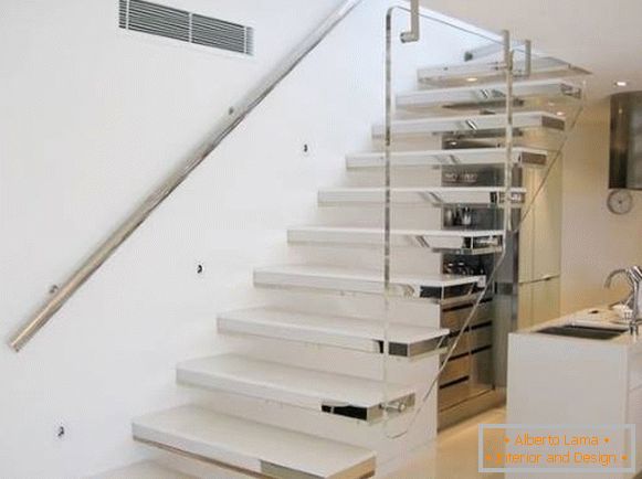 De beaux escaliers dans la maison - des photos des degrés et des mains courantes