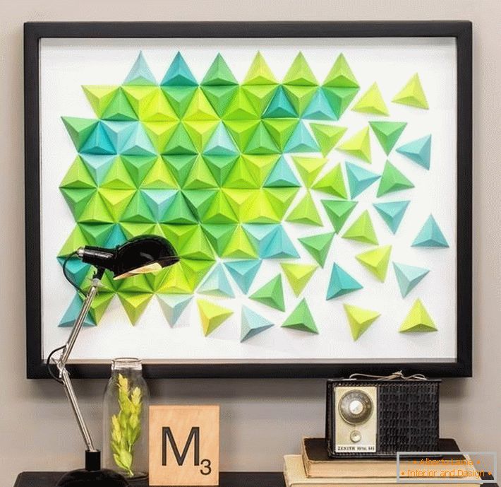 Un panneau d'origami de triangles colorés