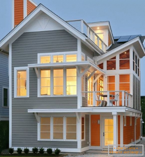 La façade moderne d'une maison privée de couleur grise et orange