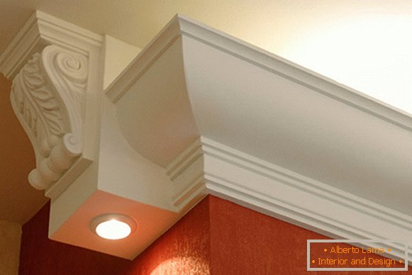 Finition du plafond avec moulure en stuc avec rétro-éclairage LED intégré