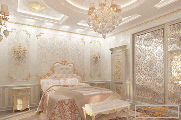 Intérieur de la chambre avec décor en stuc dans le style du luxe