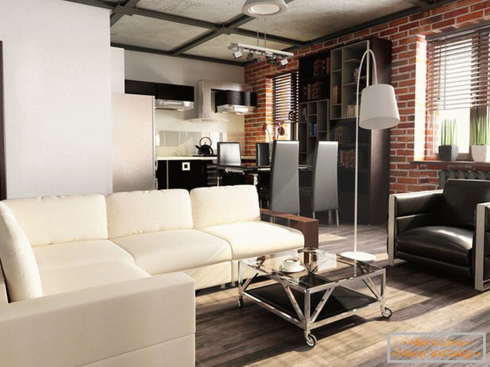 Salon lumineux et confortable de style loft. Combinaison harmonieuse de murs en briques de maçonnerie et de poutres massives. 