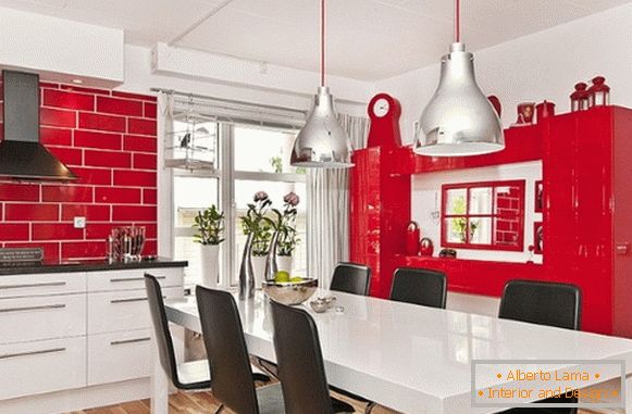 La cuisine est rouge avec photo blanche 14