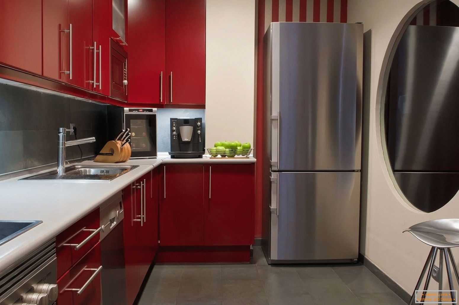 Plancher gris dans la cuisine avec des meubles rouges
