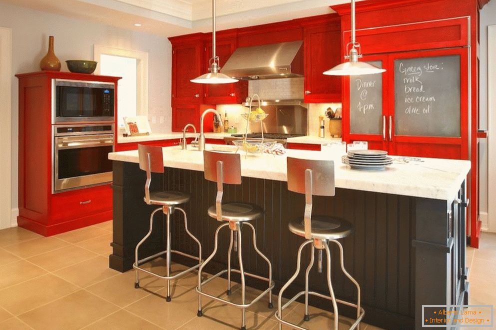 Plafond à plusieurs niveaux dans la cuisine avec des meubles rouges