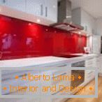 Mobilier blanc et tablier rouge à l'intérieur de la cuisine
