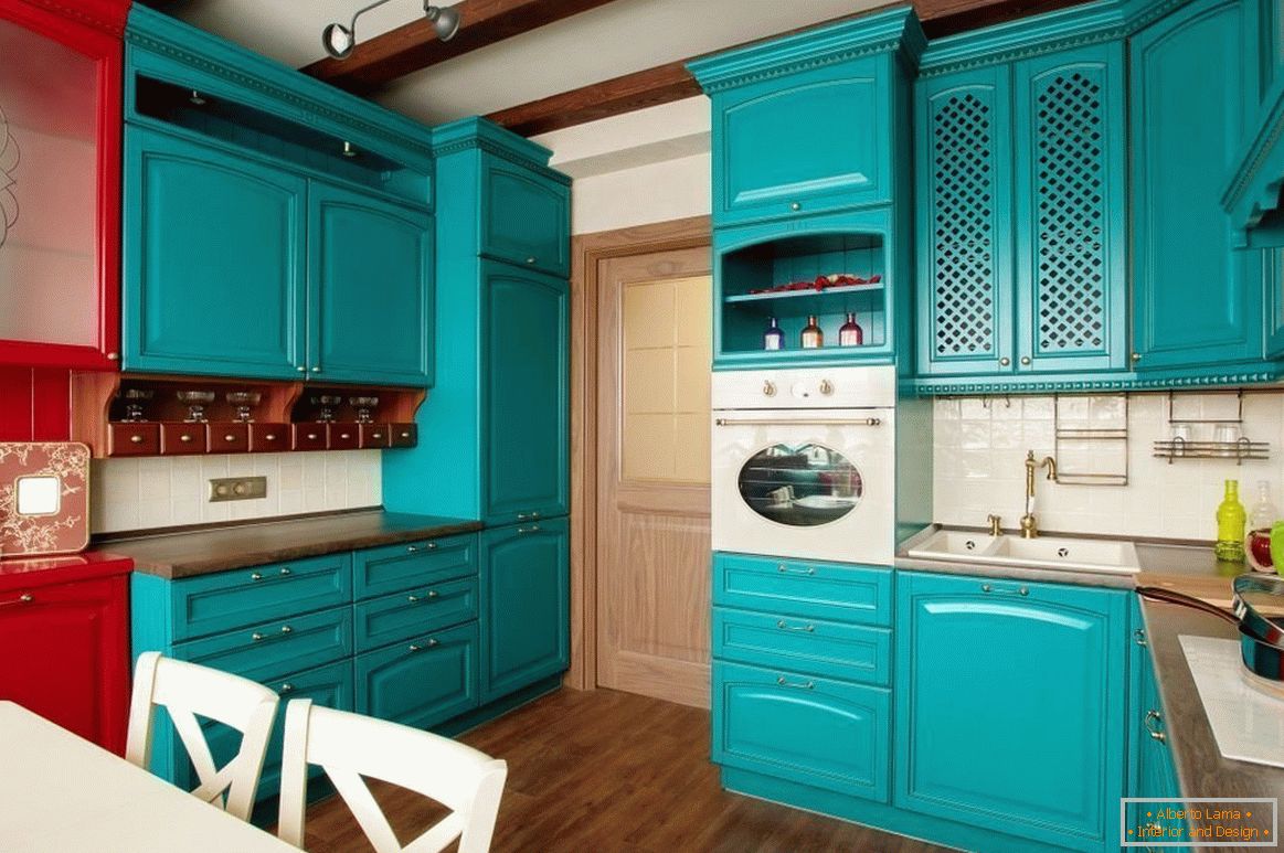 Combinaison rouge turquoise à l'intérieur de la cuisine