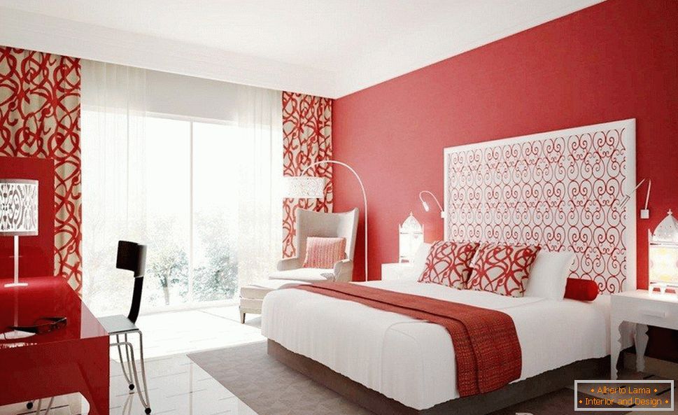 Mobilier blanc dans une chambre aux murs rouges