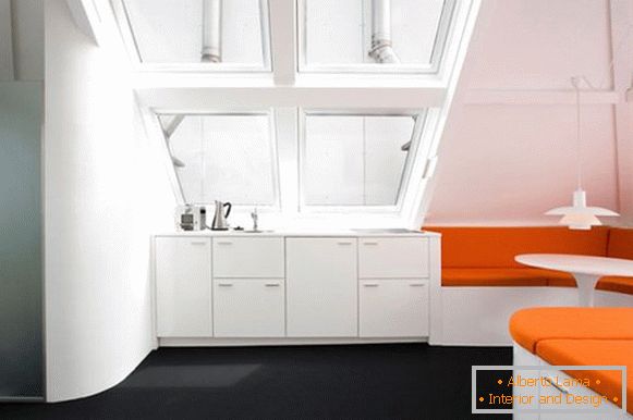 Intérieur créatif de l'appartement en couleur orange