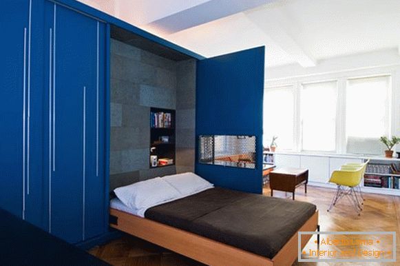 Intérieur créatif de l'appartement en bleu
