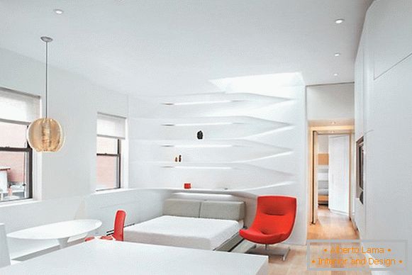 Intérieur créatif de l'appartement en couleur blanche