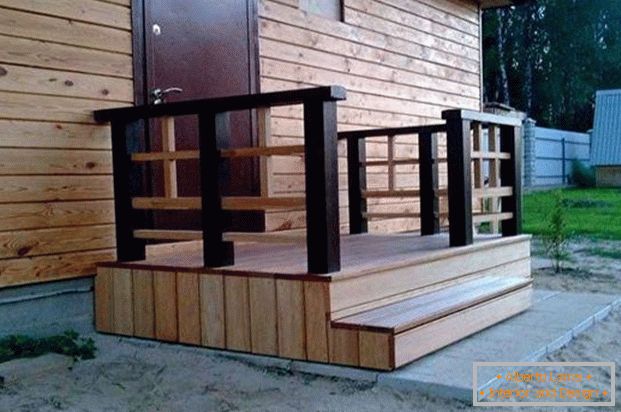 porche d'une maison de campagne en bois