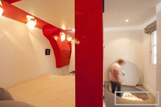 Le design original de la chambre: une salle transformable en rouge et blanc et une salle de bain