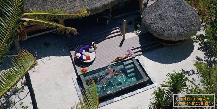 Terrasse avec piscine à l'hôtel The Brando