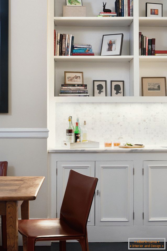 Mobilier blanc dans une petite cuisine