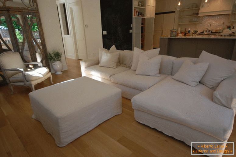 meubles-intérieur-décoration-classique-blanc-canapés-avec-oreillers-et-table-combiné-avec-bois-plancher-et-ouvert-cuisine-plan-pour-inspirant-salon-design-idées-confortable- moderne-canapé-avec-soft-le