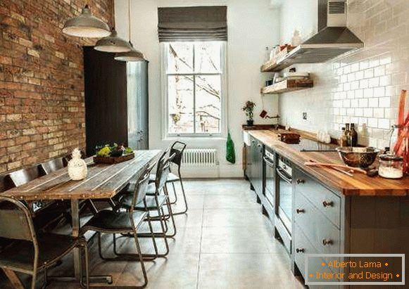 Style loft - cuisine avec mur de briques et carreaux blancs