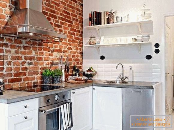 Conception de la cuisine dans le style loft - photo avec mur de briques rouges