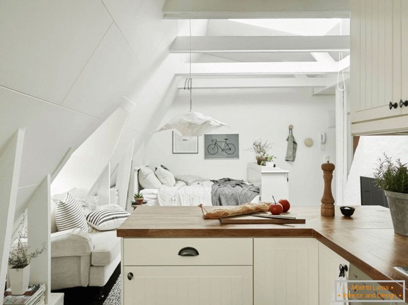 Connexion non standard d'une chambre avec un coin cuisine en Suède