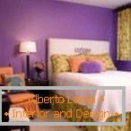 Chambre à coucher avec papier peint lilas
