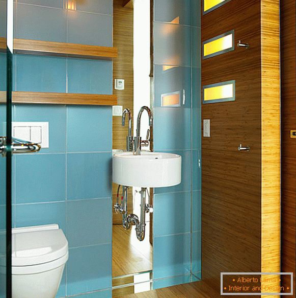 Carreaux de mur bleu dans une petite salle de bain