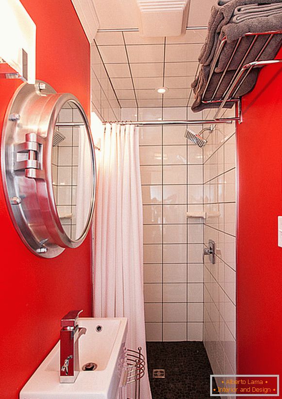 Finition rouge vif d'une petite salle de bain