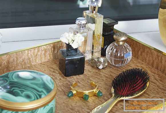 Parfum et accessoires sur l'étagère