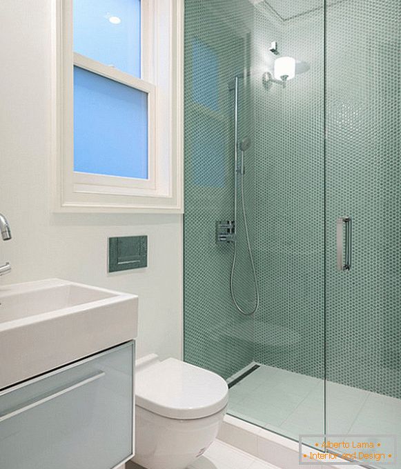 Douche en verre dans une salle de bain compacte