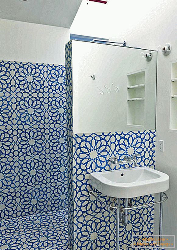 Motif floral bleu sur le mur dans la salle de bain