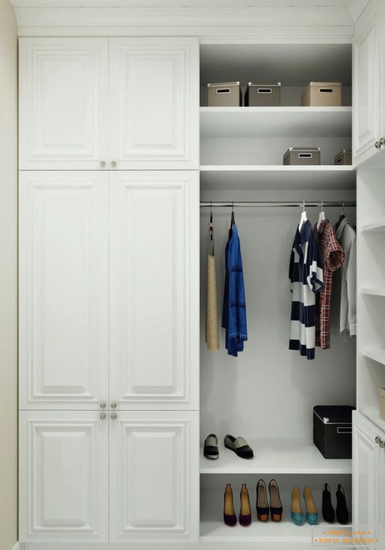 une petite armoire-3 mètres carrés avec placards blancs