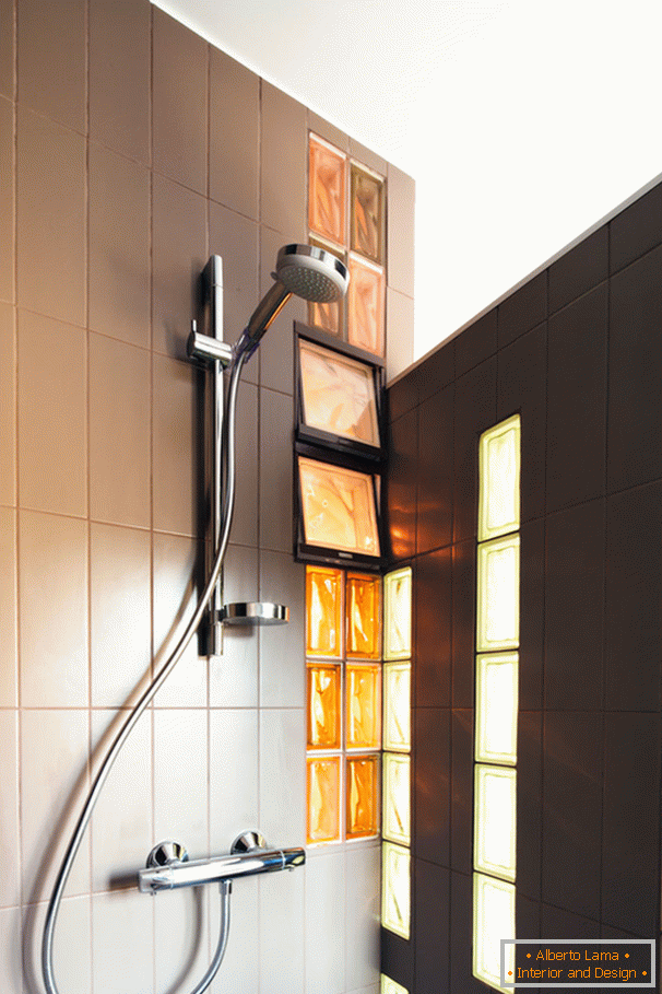 Salle de douche avec verre coloré