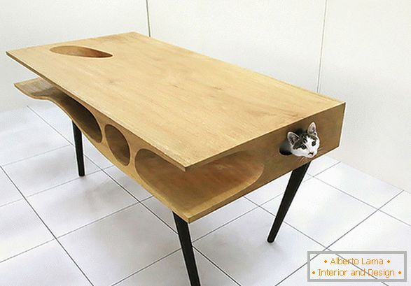 Une table insolite avec une maison pour un chat