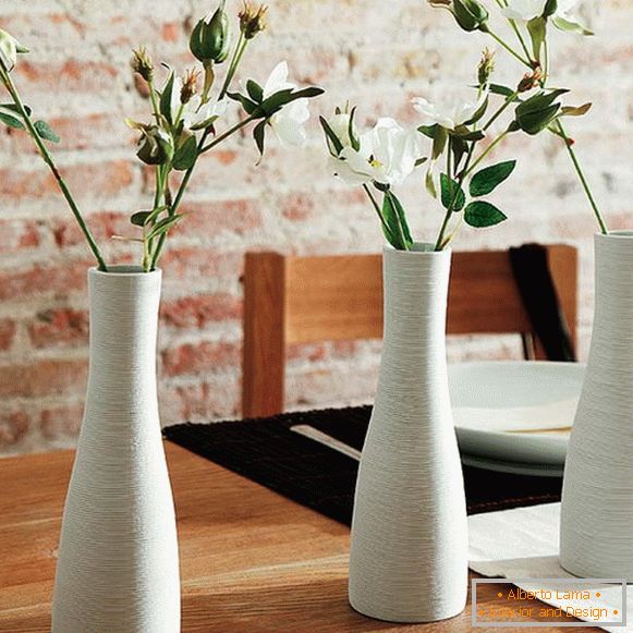 Vases avec des fleurs sur la table