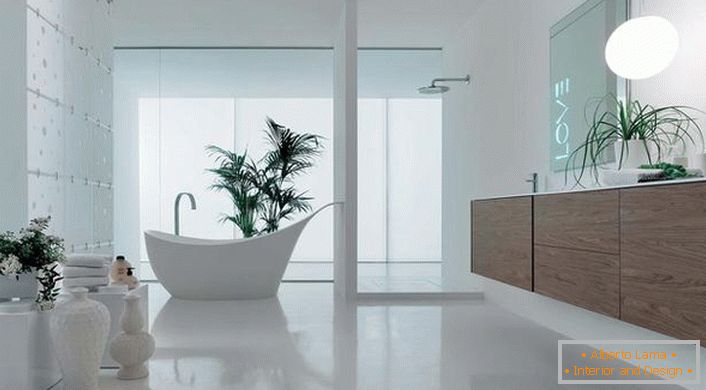 Une grande salle de bain au style high-tech est réalisée dans des couleurs claires. Rafraîchissez l'intérieur de la pièce avec des fleurs fraîches.
