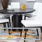 Table et chaises de couleur foncée
