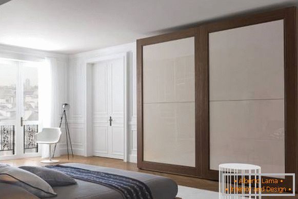 Portes blanches classiques à l'intérieur de l'appartement - chambre photo