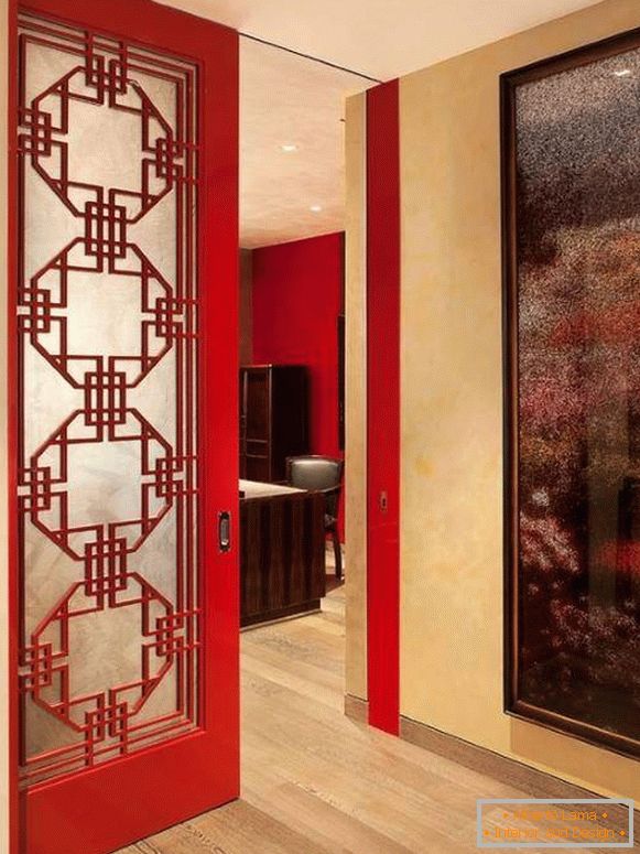 Portes rouges à l'intérieur de l'appartement - photo