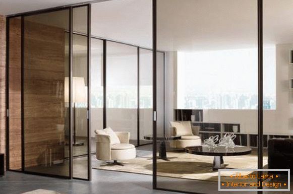 Portes intérieures en verre - cloisons de photo dans un appartement moderne