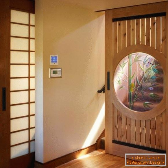 Portes intérieures coulissantes en bois avec inserts en verre
