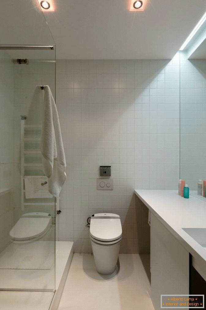 Une salle de bain d'un petit appartement de deux pièces à Kiev