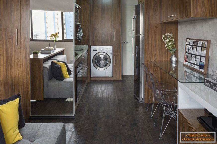 Cuisine compacte et machine à laver intégrée dans un petit appartement au Brésil