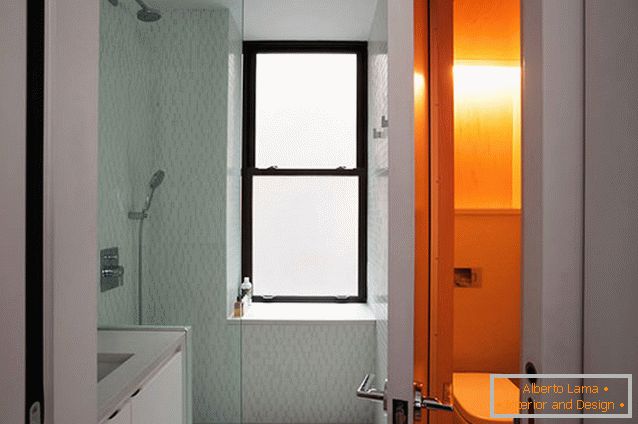 Une salle de bains d'un transformateur d'appartement multifonctionnel à New York
