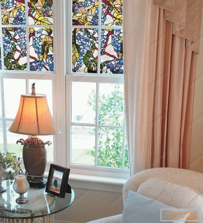 Les vitraux sont collés sur la moitié de la fenêtre. Un excellent moyen de se protéger des rayons du soleil excessifs. 